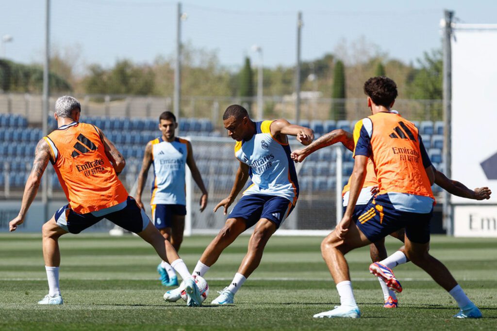El supercampeón ya está centrado en el debut liguero: dos bajas
