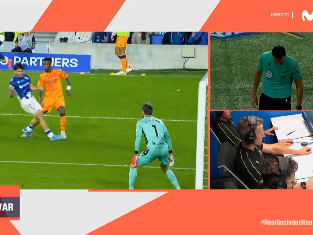 El VAR esta vez sí que hizo su trabajo: penalti claro sobre Vini