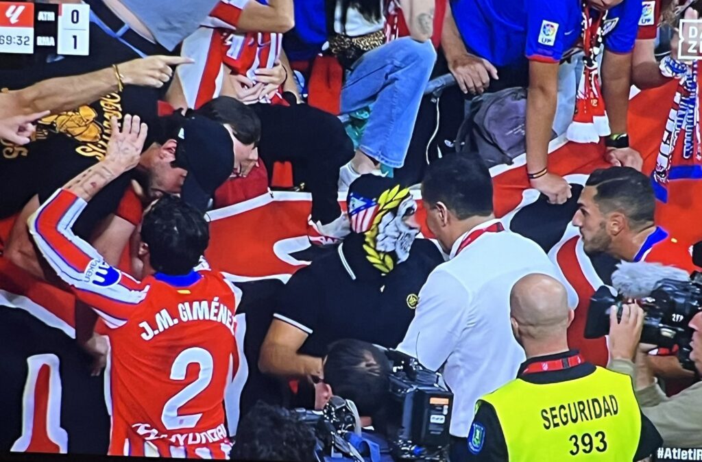 El minuto de la vergüenza: Simeone, Koke y Giménez hablando con encapuchados