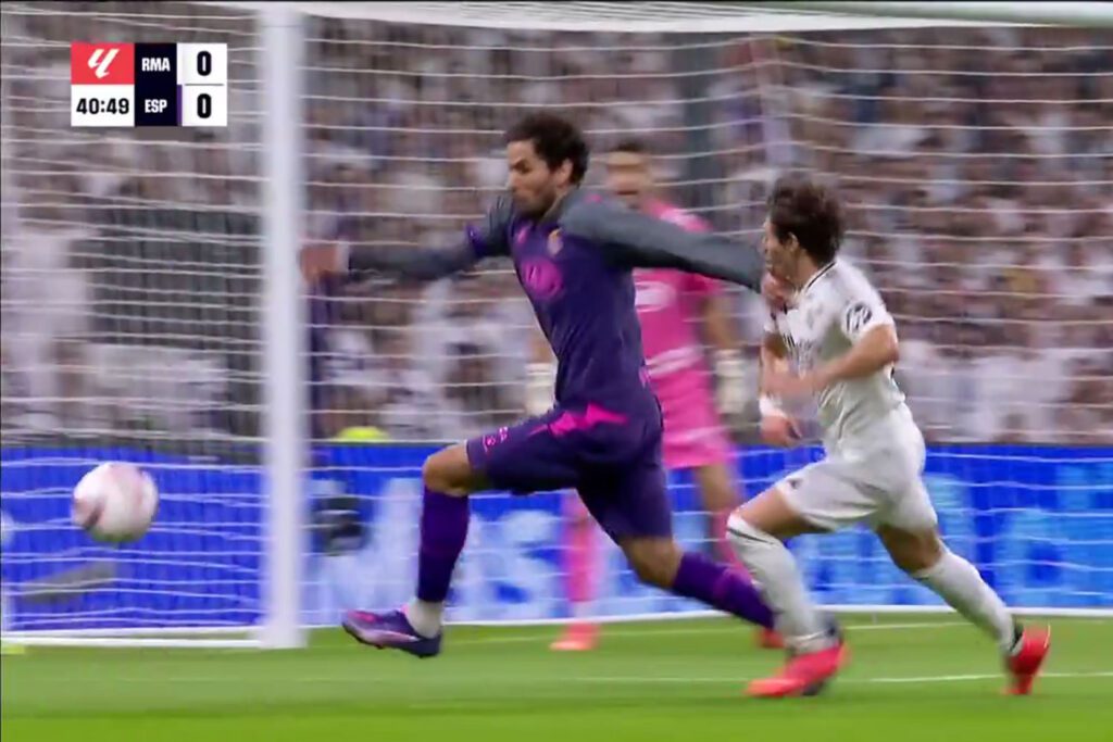 Munuera Montero se tragó un penalti por manotazo de Cabrera a Fran García