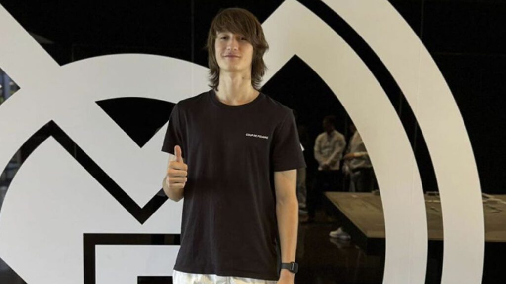 Joan en el acto de renovación con el Real Madrid
