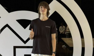 Joan en el acto de renovación con el Real Madrid