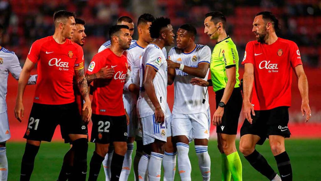 Real Madrid TV, a la ofensiva contra los árbitros: «En una profesión normal…»