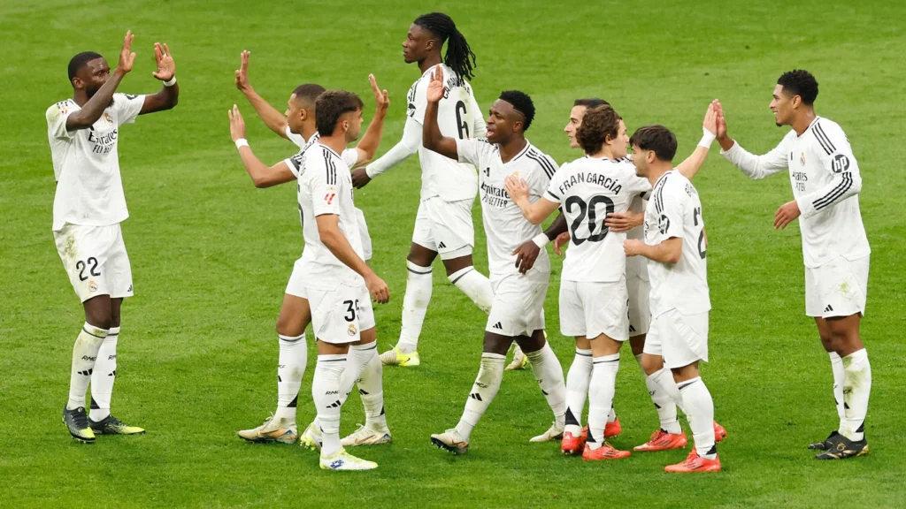Adiós al Real Madrid, quiere irse y Florentino le deja abierta la puerta El Real Madrid celebrando su gol ante Osasuna