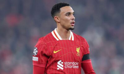 Arnold con el Liverpool en un partido