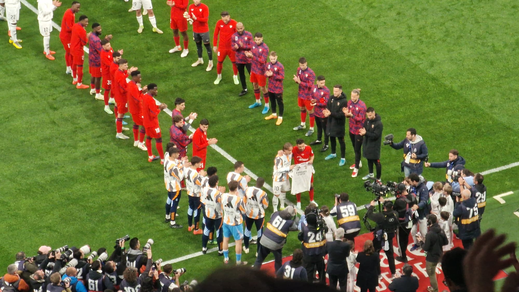 Modric dándole una camiseta a Jesús Navas