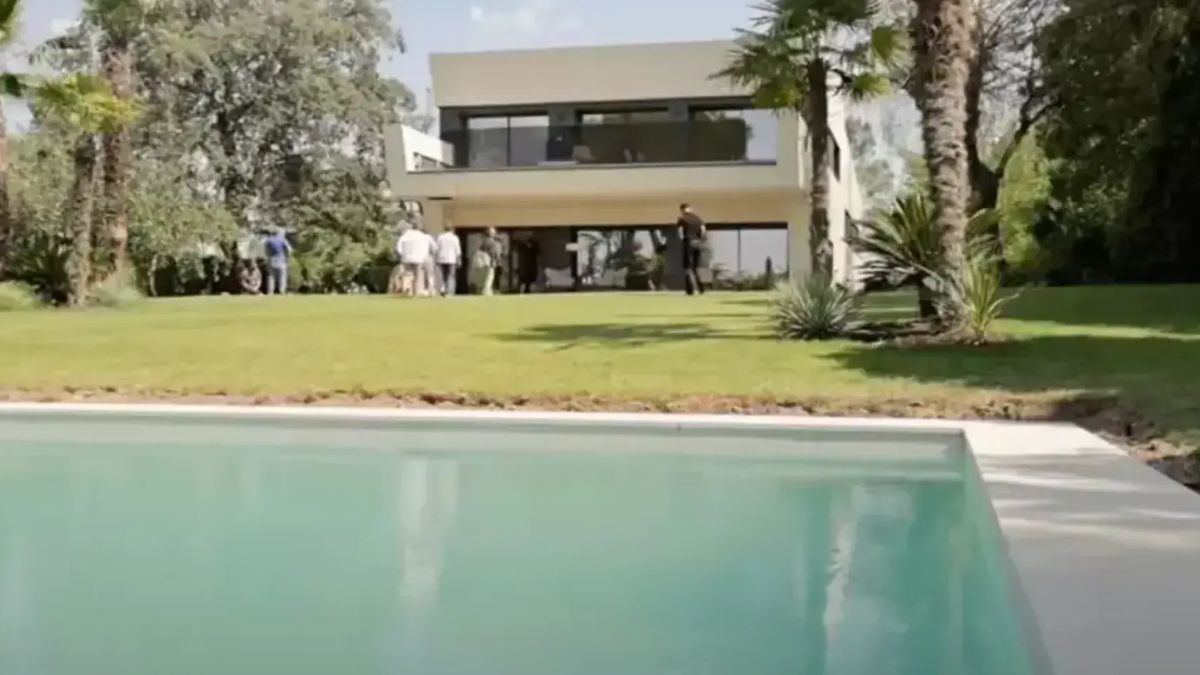 Bellingham entrando en su casa de Madrid