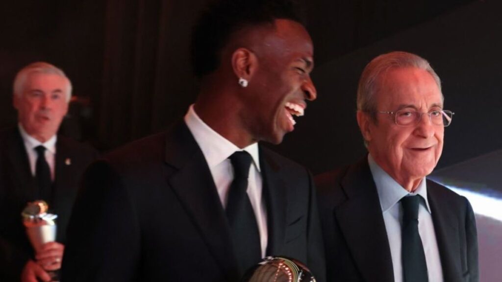 El mayor retratado por Vinicius: «Nunca estará entre los diez mejores» Vinicius riéndose junto a Ancelotti y Florentino en la gala The Best