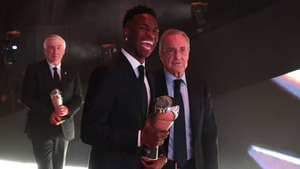 Vinicius hablando con Florentino en la gala The Best