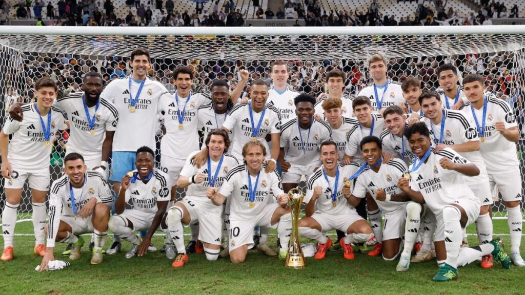 La reacción de la prensa internacional: «No hay nadie como el Rey Carlo» El Real Madrid celebrando la Copa Intercontinental