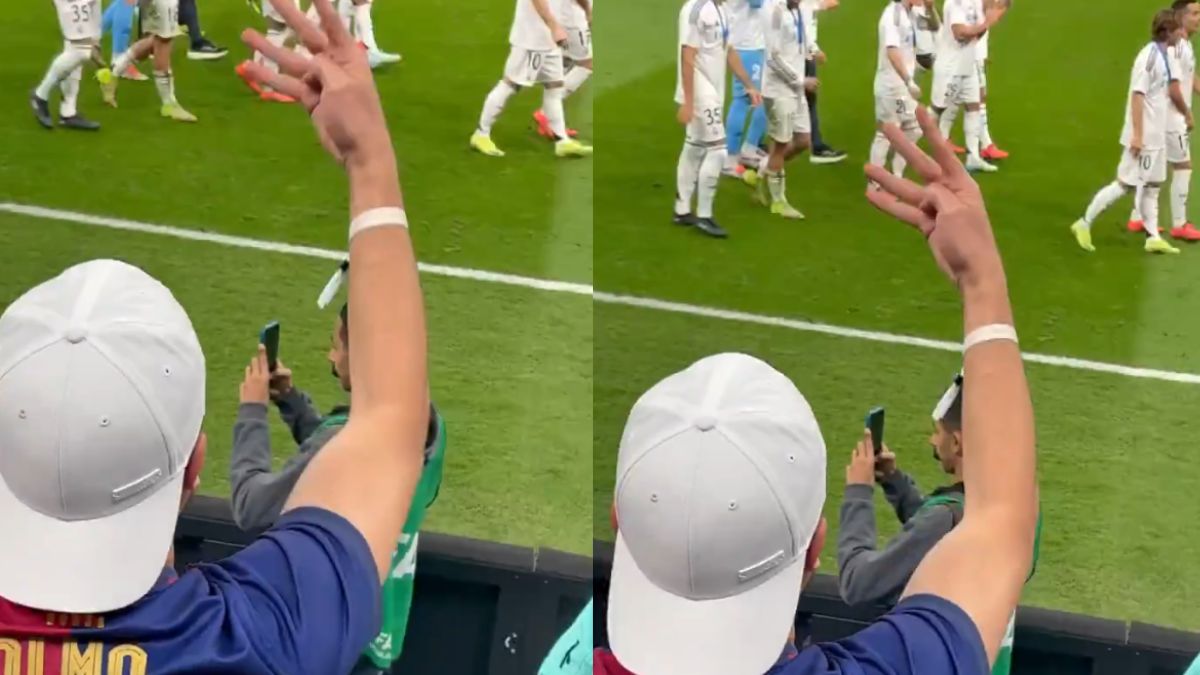 Un aficionado señalando con cuatro dedos a los jugadores del Real Madrid