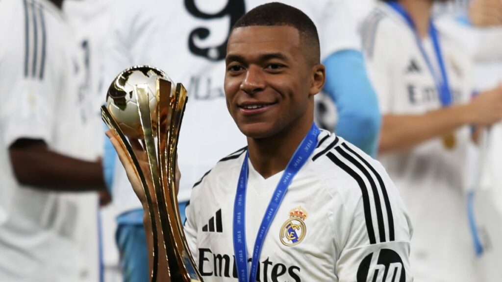 Mbappé posando con la Intercontinental
