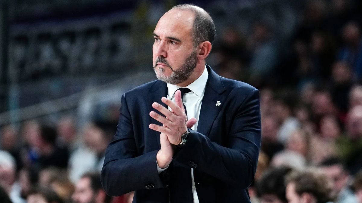 Chus Mateo aplaudiendo en un partido