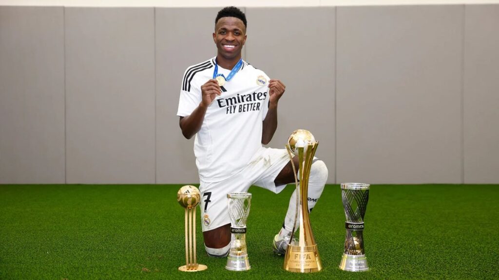 Vinicius con los títulos ganados en Qatar