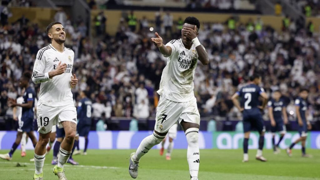 Los posibles onces del Real Madrid-Salzburgo Vinicius celebrando su gol a Pachuca con Ceballos