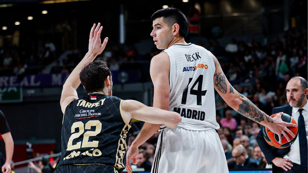 Deck jugando contra el Mónaco