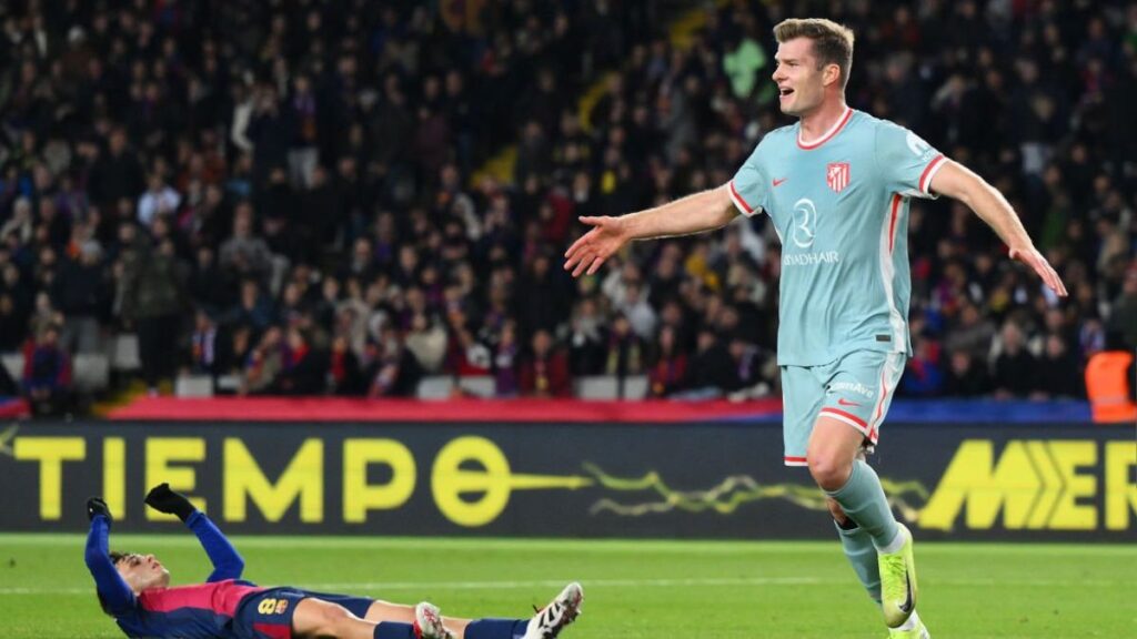 El Atlético tumba al Barça y se pone líder Sorloth celebrando un gol con Pedri tumbado
