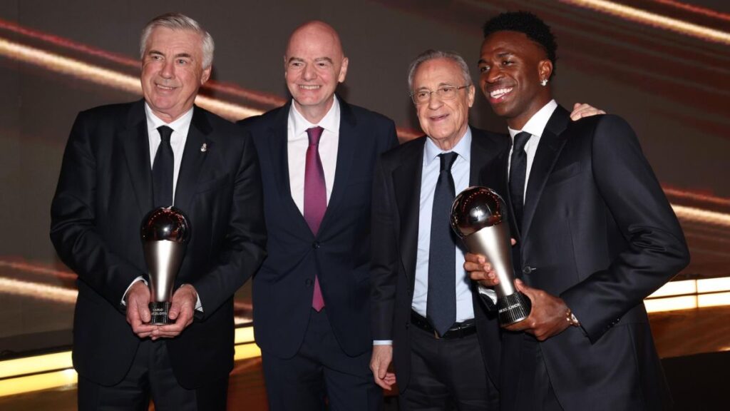 Florentino y Vinicius toman una decisión con el Balón de Oro Ancelotti, Infantino, Florentino y Vinicius en el The Best