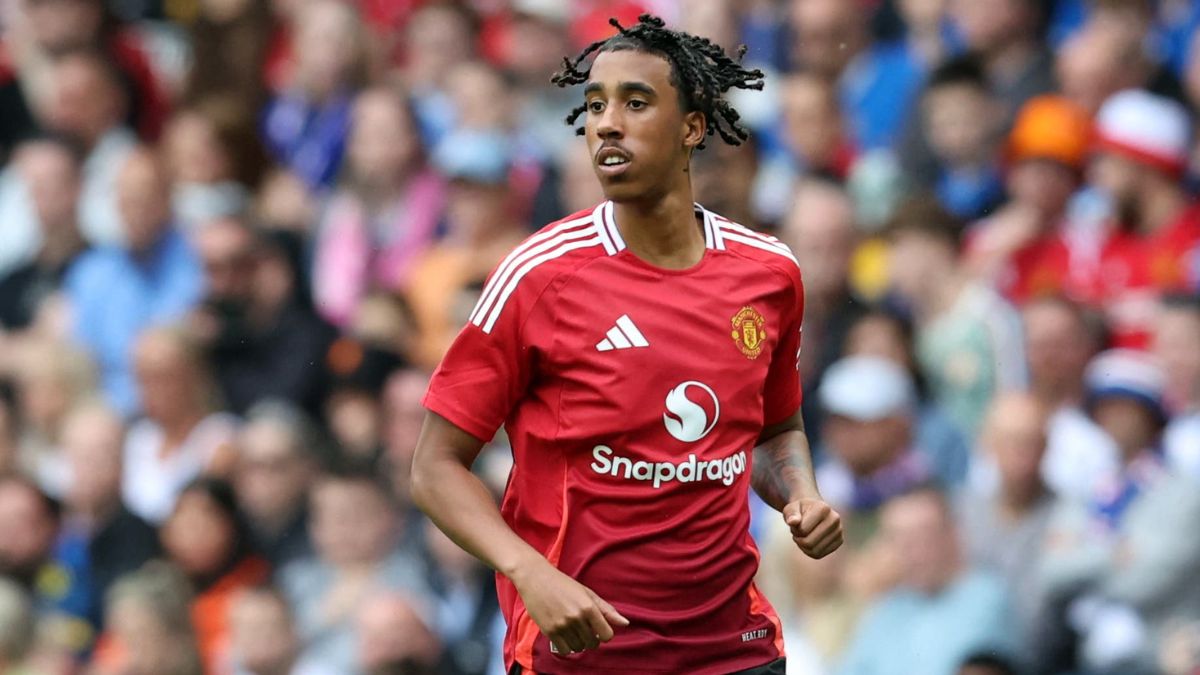 Leny Yoro jugando con el Manchester United