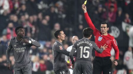 Martínez Munuera enseñando tarjeta a Vinicius en Vallecas