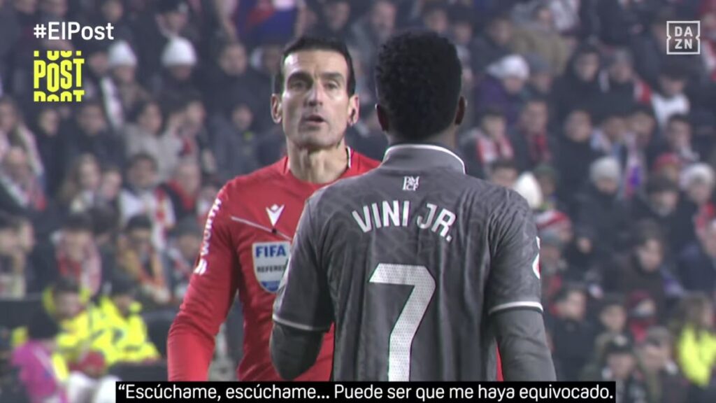 Munuera Montero hablando con Vinicius