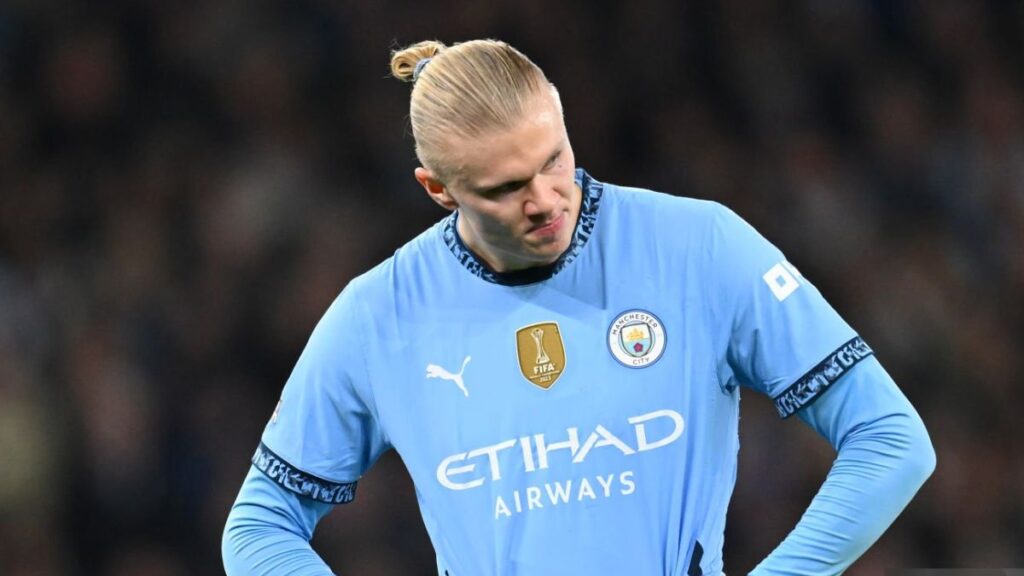 Haaland cabizbajo en el derbi de Manchester