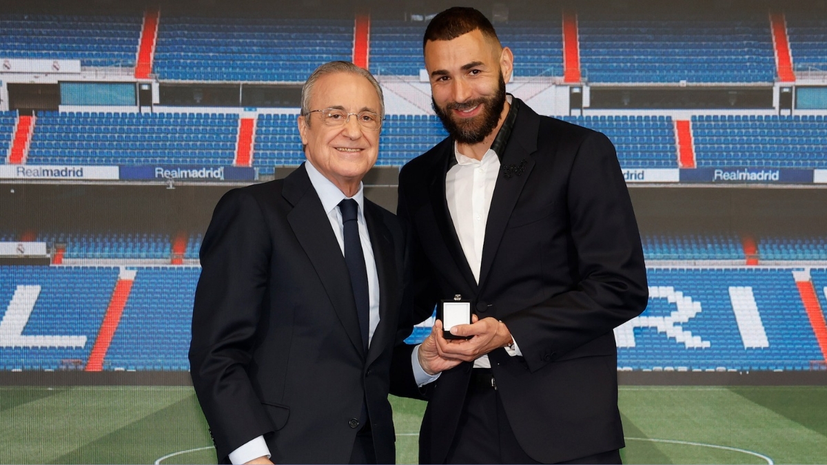 Florentino abrazado a Benzema en el acto de despedida