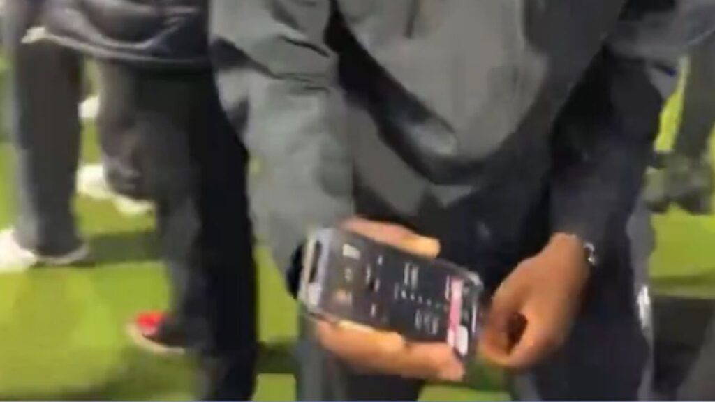 La reacción de Rüdiger al saber que el Barça perdió contra el Leganés Rüdiger enseñando el móvil con el resultado del Barça-Leganés