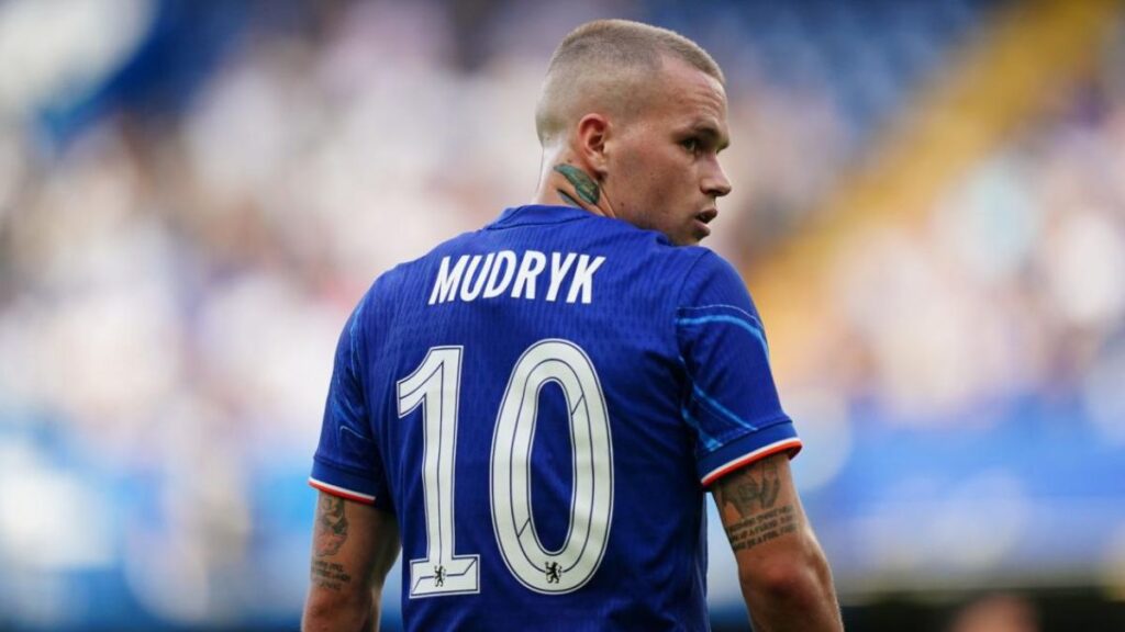 Mudryk en un partido con el Chelsea