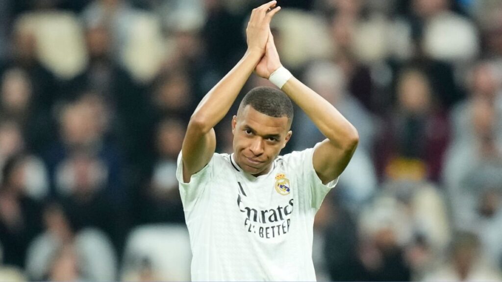 Mbappé aplaudiendo a los aficionados