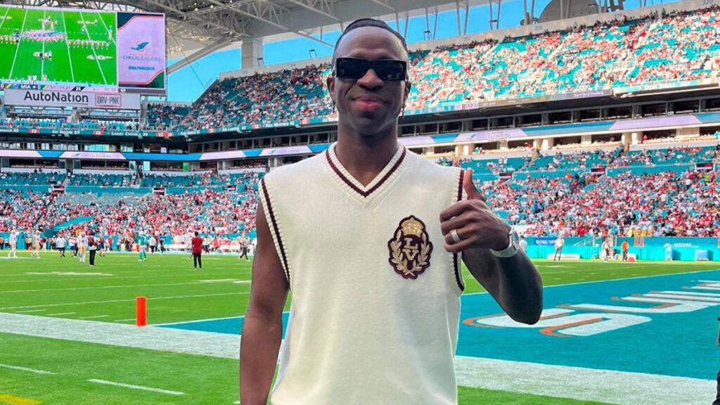 Vinicius se dejó ver con un nuevo look en Miami Vini en Miami