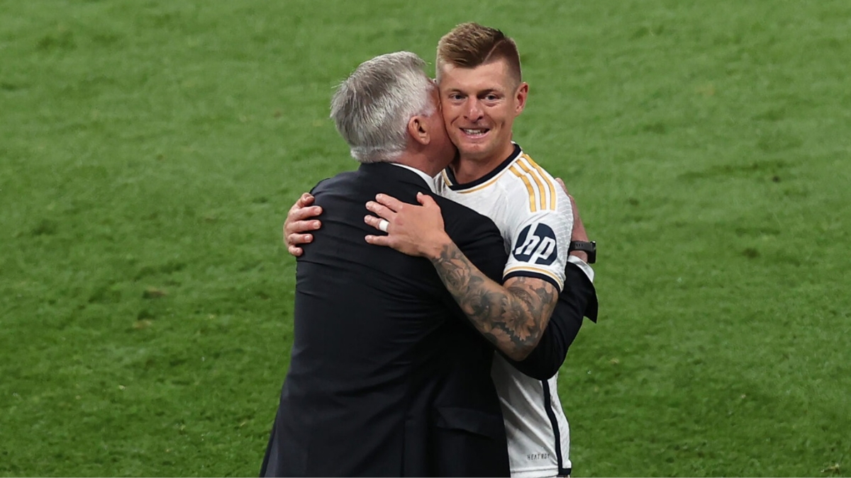 Ancelotti abrazando a Kroos
