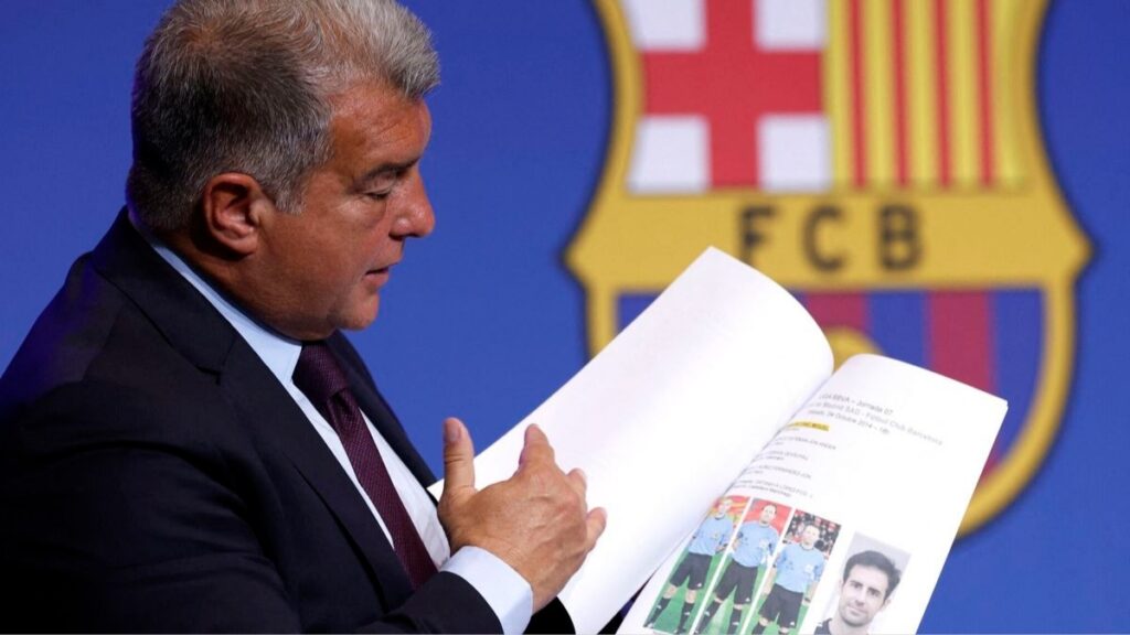 Laporta leyendo informes arbitrales