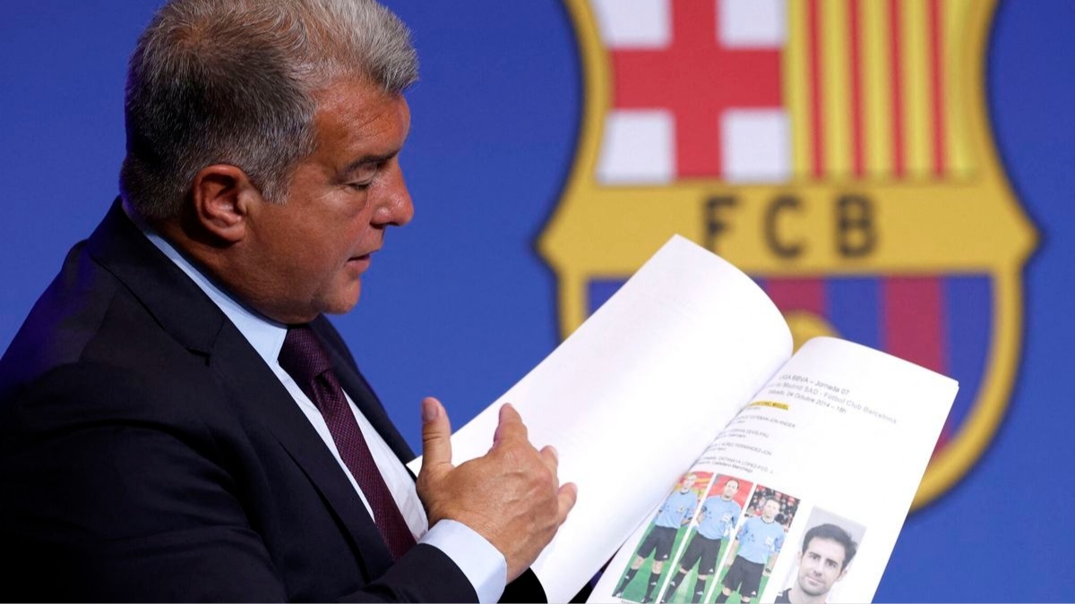 Laporta leyendo informes arbitrales