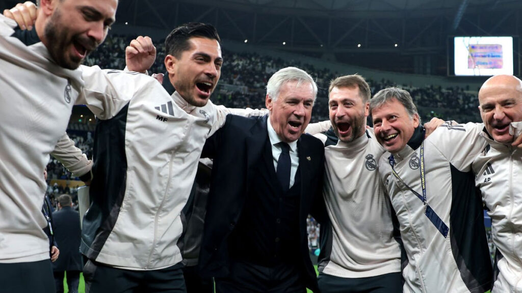 Ancelotti celebrando la Copa Intercontinental, junto al cuerpo técnico