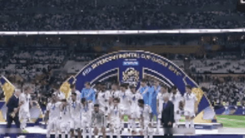 Infantino entregándole a Modric la Copa Intercontinental