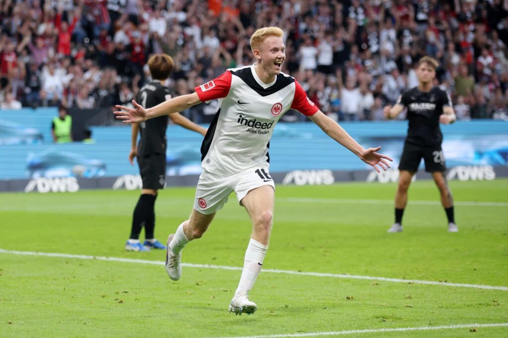 Hugo Larsson celebrando un gol