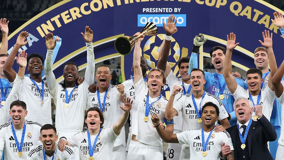Modric levantando la Copa Intercontinental