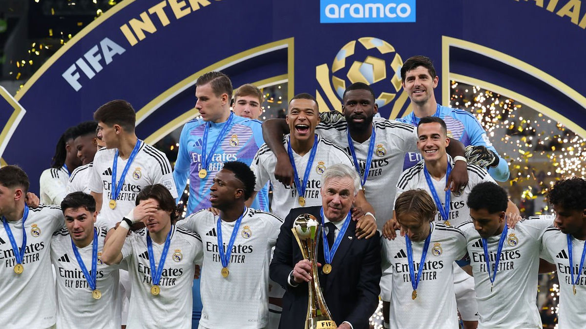 Ancelotti levantando la Copa Intercontinental