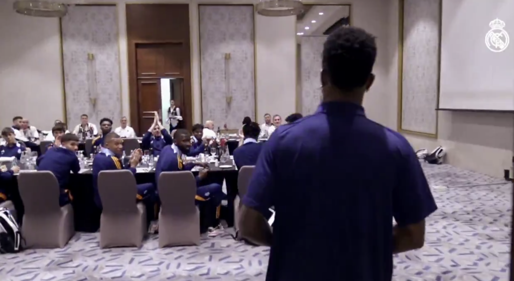 Vinicius dando un discurso en la cena de celebración del The Best