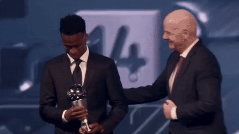 Vinicius recogiendo el premio de The Best