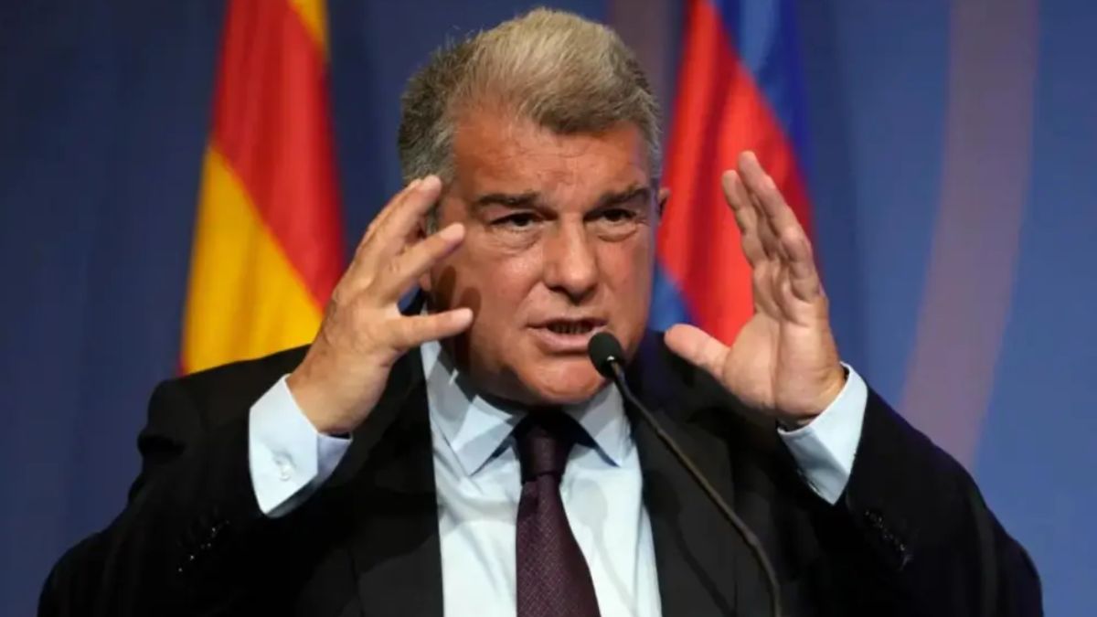 Laporta señalando con las manos en un acto