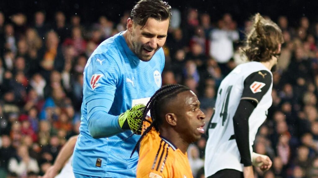 Dimitrievski agarrando a Vinicius