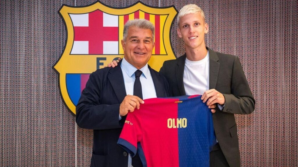 Olmo posando con Laporta en su presentación