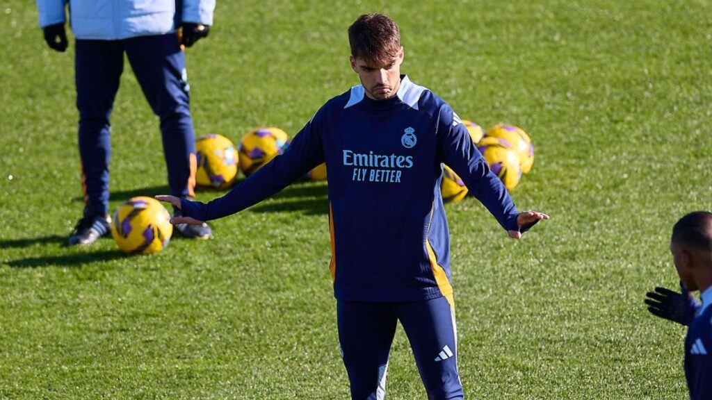 Raúl Asencio en un entrenamiento con el Real Madrid