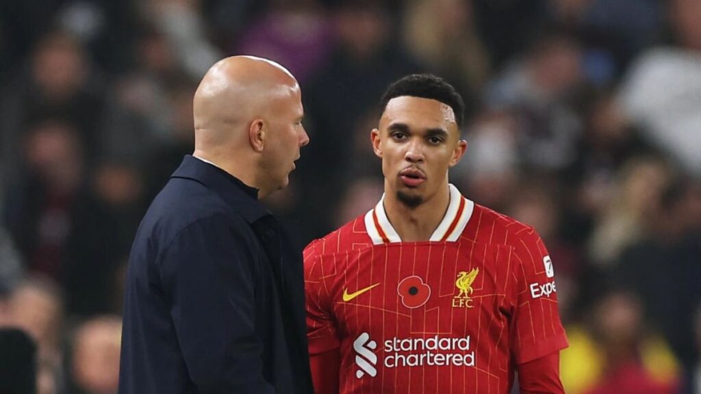 Arne Slot abrazado a Alexander Arnold
