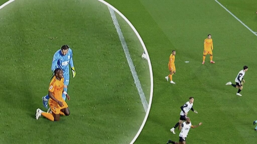 La reacción de Vinicius a una provocación le costó la roja