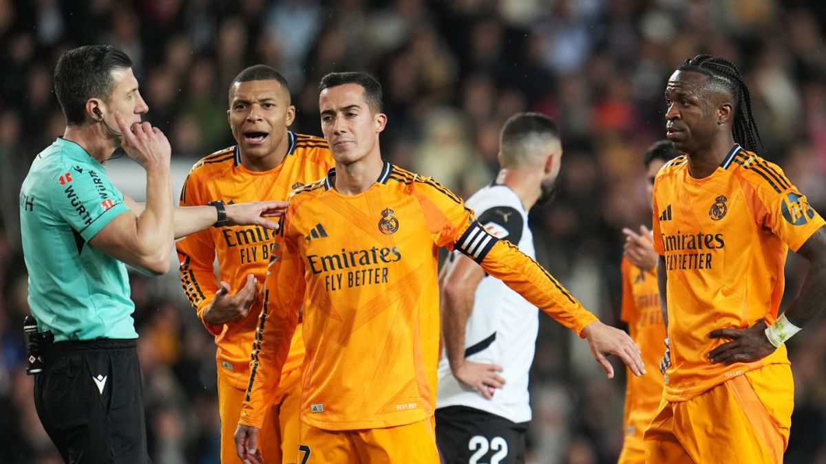 Soto Grado consultando el VAR en el Valencia-Real Madrid