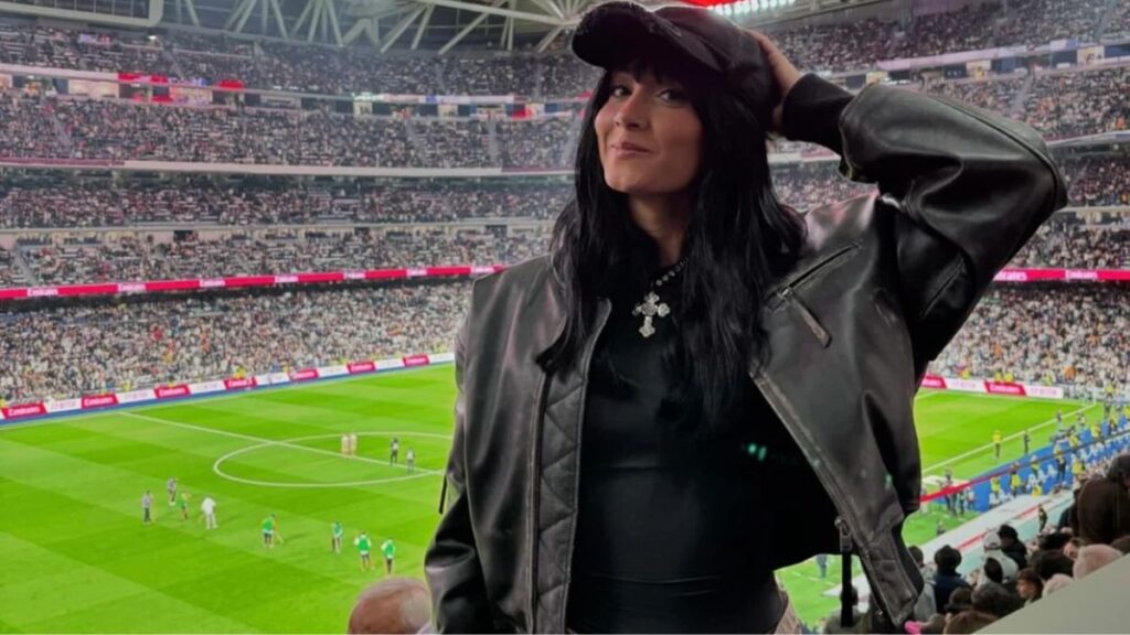 Aitana posando en el Bernabéu