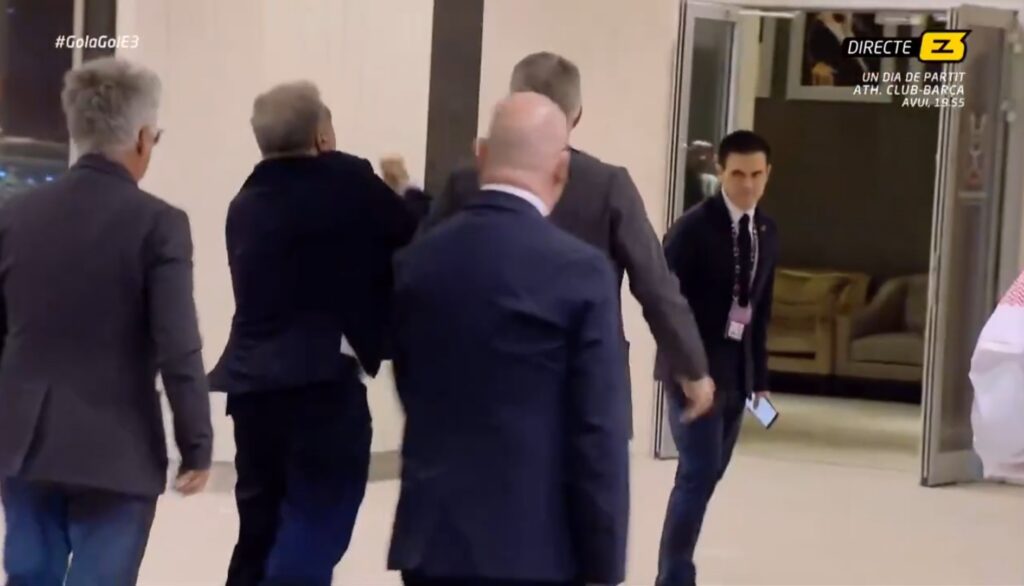 Laporta haciendo un corte de mangas